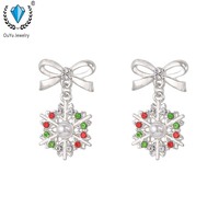 Fête de noël plaqué or alliage bijoux mode feuille verte cloche Jingle flocon de neige Pom Pom pendentif asymétrique Huggie boucles d'oreilles