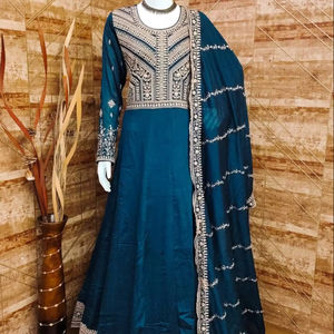 Prêt-à-porter en soie Heavy Premium Shalwar Kameez with Jari, Sequence Embroidery & Dupatta | Taille Jusqu'à 44 - Product Image 1