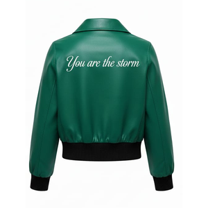 เสื้อแจ็คเก็ตมอเตอร์ไซค์ผ้าฝ้ายสีเขียวมรกตสำหรับผู้หญิง ปักลาย You Are Storm Back แฟชั่นสั่งทำพิเศษ ทรงเข้ารูป สไตล์ลำลอง - Product Image 3