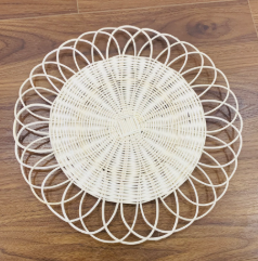 Best-seller 2025 Set de table en rotin rond avec poignées en bois et fond en nacre - Product Image 6