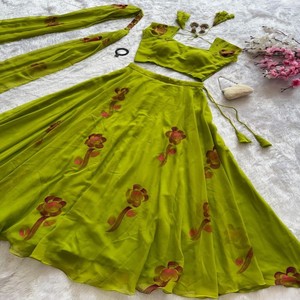 Conjunto de Lehenga Choli VASTRA COTTAGE de Organza Pura con Estampado Digital y Trabajo Zari, con Dupatta de Lona con Vuelo Completo, Ropa Festiva para Bodas - Product Image 5