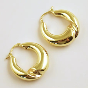 Boucles d'oreilles modernes Minimal Touch avec des courbes élégantes et de la brillance conçues pour les looks professionnels et de soirée - Product Image 1