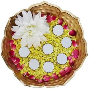 Decoraciones navideñas y de Diwali Portavelas de metal grande con forma de cuenco dorado con diseño martillado Portavelas Urli - Product Image 6