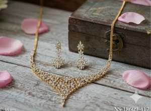 Premium AD CZ Stone Necklace Set High Gold Polish Designer Jewelry para mujeres Perfecto para regalos y celebraciones - Product Image 2