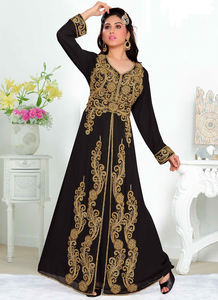 Caftans islamiques en georgette brodée noire avec hijab résistant au soleil. - Product Image 2