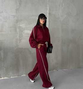 Ensemble de survêtement pour femme bordeaux avec accent de passepoil, col montant zippé, pull épais et pantalon de survêtement large assorti - Product Image 5