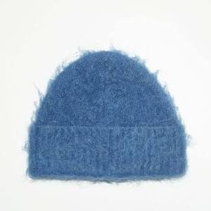 Bonnet en mohair personnalisé Bonnet d'hiver en tricot pelucheux doux pour les femmes Bonnet chaud en laine mélangée fait à la main avec des rayures vibrantes à la mode - Product Image 3
