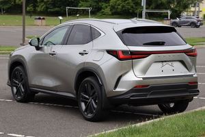 Super Clean 2025 Lexus NX Hybrid con llantas de aleación Asientos de cuero Sistema de navegación Arranque remoto Techo solar Asientos calefactables - Product Image 3