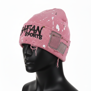 Gorro de punto acrílico suave de alta calidad, color rosa, estilo desgastado con roturas, manchas de pintura, logotipo personalizado bordado, jacquard. - Product Image 4