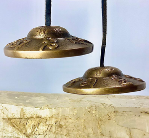 Dark Om Symbol Tingsha Cymbals: auténticas campanas de meditación tibetanas, terapia de sonido, instrumentos de equilibrio de chakras al por mayor. - Product Image 6