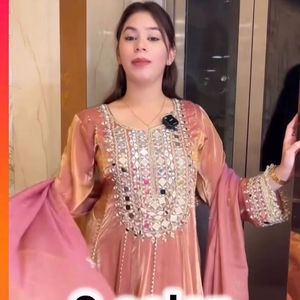 Brillo Festivo: Top de Seda Completamente Cosido con Dhoti y Dupatta con Trabajo de Espejos - Product Image 3