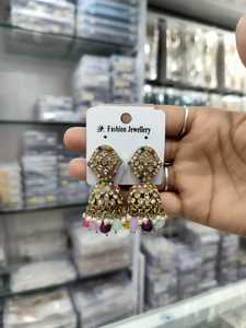 Dernières boucles d'oreilles Jhumki indiennes plaquées or à la mode, vente chaude, style ethnique, bijoux en zircon pour femmes, accessoires en perles - Product Image 2