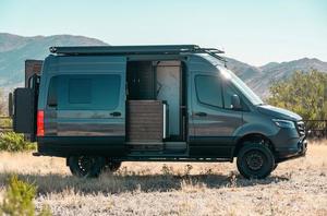 Trouvez des icônes similaires pour le camping-car de luxe Sprinter 3500, un véhicule utilitaire moderne 4x4. - Product Image 5