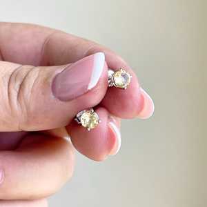 Pendientes de tuerca redondos de topacio amarillo para uso diario, de plata de ley 925, joyería fina minimalista, regalo para su guardarropa - Product Image 2