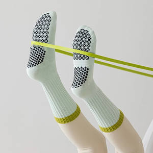 Calcetines Smecta de algodón transpirable Crew Grip antideslizantes Yoga Pilates calcetines para mujeres adolescentes uso diario carta pedido a granel - Product Image 5