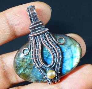 Pendentif Pyramide Unique en Fil de Laiton Doré Vintage avec Perle de Culture d'Eau Douce Labradroit, Malachite et Pierre de Naissance – Idéal pour Mariage - Product Image 5