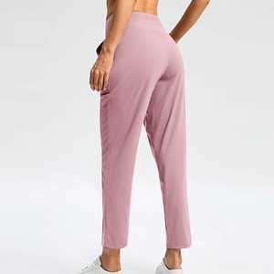 Ropa deportiva para mujer, capri de golf diseñado para largas sesiones al aire libre con tela suave y transpirable. - Product Image 4