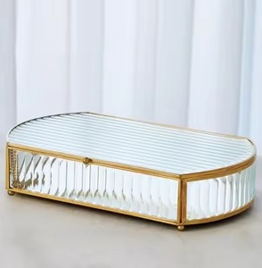 Boîte à bijoux élégante et écologique en métal avec cadre en métal personnalisable, en verre et en métal, au design unique pour les accessoires de beauté personnels - Product Image 6