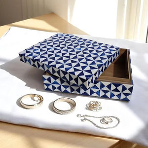 กล่องฝังกระดูกสีฟ้าและสีขาวทำด้วยมือกล่องเครื่องประดับสามเหลี่ยมกล่องเก็บของตกแต่งเรซิ่นของขวัญช่างฝีมือจากอินเดีย - Product Image 1