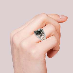 Anillo Jeulia Gótico con Perla Cultivada Negra y Banda de Plata de Ley para Fiesta - Product Image 4