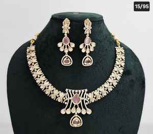 Magnifique ensemble de bijoux ethniques plaqué or avec pendentif en forme de feuille serti de zircon cubique et de pierres Kundan, idéal pour les soirées féminines - Product Image 4