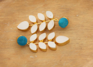 Pendientes colgantes hechos a mano chapados en oro azul Druzy y hoja blanca, pendientes llamativos bohemios para mujer - Product Image 2