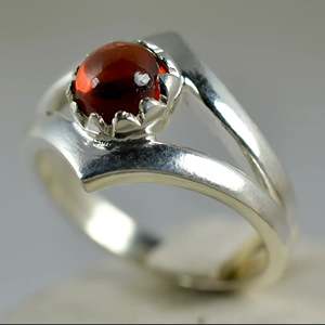 Anillo Boho con Piedra de Nacimiento de Enero, Hecho a Mano en Plata de Ley 925 con Granate de Corte Ovalado, Regalo Perfecto para su Cumpleaños o Aniversario - Product Image 2