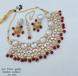 Parure de collier ethnique haut de gamme pour femme en alliage plaqué or avec perles Kundan, tendance pour mariage, fiançailles, anniversaire et soirées - Product Image 1