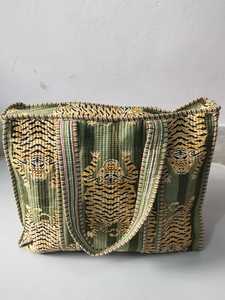 กระเป๋าโท้ทผ้าฝ้ายบุผ้าลายปักดอกไม้สไตล์อินเดีย พิมพ์ลายป่าด้วยมือ เหมาะสำหรับฤดูร้อน สะพายไหล่ - Product Image 4