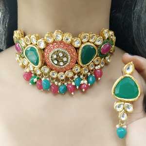 Ensemble ras du cou perles et Kundan Collier ras du cou avec boucles d'oreilles Ensemble de haute qualité idéal pour les tenues de fête et les occasions festives - Product Image 1
