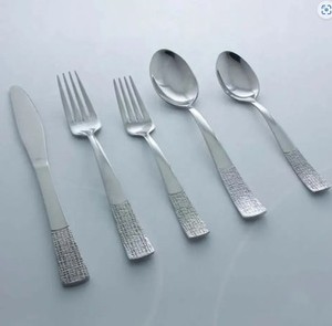 Ensemble de couverts en acier inoxydable de style vintage de luxe de qualité royale parfait pour les hôtels de mariages et les repas de tous les jours faits à la main - Product Image 3