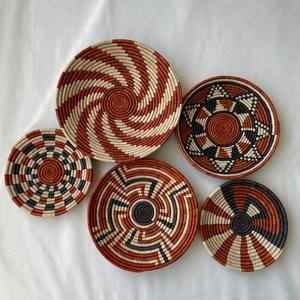 Juego de placas de pared de terracota y hierba moonj estampadas en negro, disponibles a precios de mayorista para compra a granel. - Product Image 1