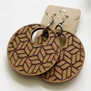 Pendientes de madera hechos a mano con detalles artísticos de resina, formas talladas y acabado brillante, ideales para regalar, uso y estilo diario - Product Image 6