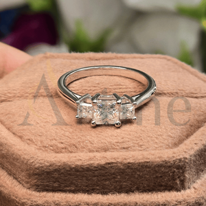 Anillo solitario de corte princesa de Plata de Ley 925 con impresionante anillo de bodas de diamantes de moissanita VS claridad joyería fina - Product Image 1