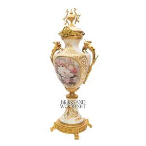 Vase décoratif en porcelaine antique et laiton avec illustration florale peinte à la main et poignées dorées ornées pour intérieurs de luxe - Product Image 2