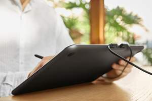 Tablette graphique Artist Pro 16TP avec écran UHD, multi-touch et écran entièrement laminé, verre anti-reflet - Product Image 4