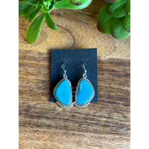Boucles d'oreilles pendantes en argent sterling et turquoise de Kingman, faites à la main par des artisans Navajo - Product Image 1