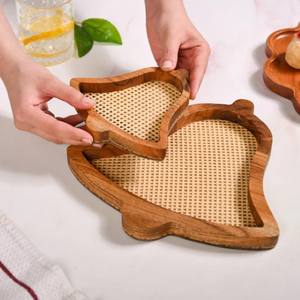 Platos de madera Jingle Bells con tejido de ratán Estos platos tienen forma de cascabeles hechos de madera - Product Image 5