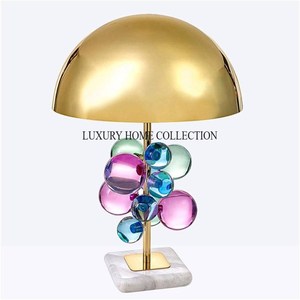 Lámpara de mesa con base de madera hecha a mano de diseño antiguo con pantalla de brillo suave ideal para oficina doméstica clásica o espacio de estudio - Product Image 1