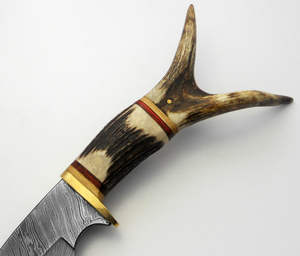 Skinner professionnel en acier damas fait à la main de haute qualité avec poignée en corne avec gaine en cuir pur. - Product Image 4