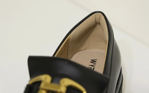 Mocasines de cuero negro cómodos para mujer con acento de cadena dorada Diseño versátil y elegante para todas las ocasiones - Product Image 2