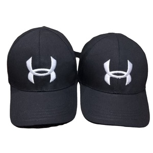 นี่คือหมวกเบสบอลสีดำที่มีโลโก้สีขาว - Product Image 1