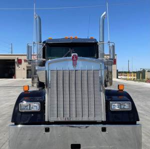 Camión Kenworth W900 de Cabina Diurna en Excelentes Condiciones, Motor Cummins X15-565Hp, Transmisión Automática de 18 Velocidades, Diésel Euro 5, Camión Usado - Product Image 1