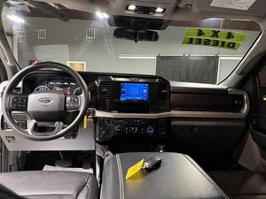 Camioneta Utilitaria Usada de Tamaño Completo 2025, Cabina Doble, Modelo FX4 Todoterreno - Product Image 2