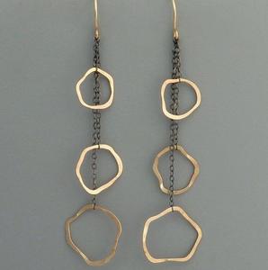 Boucles d'oreilles créoles en métal cuivré avec surface texturée conçues pour un usage polyvalent avec des tenues décontractées ou habillées - Product Image 5