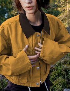 Veste utilitaire courte pour femmes en coton avec col contrasté, veste cargo décontractée, vêtements d'extérieur de style barn avec poches - Product Image 3