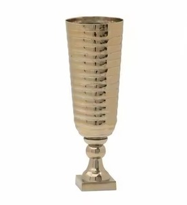 Jarrón de mesa de metal rústico con acabado brillante, ideal para ramos de flores frescas secas y diseño interior elegante - Product Image 1