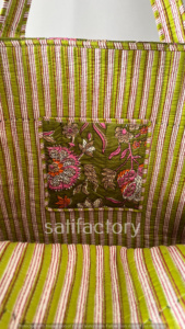 กระเป๋าผ้าคอตตอนทำมือสำหรับผู้หญิงสีเขียวลายดอกไม้สีชมพูมีซิปปิดสะดวกซื้อของชำ - Product Image 4