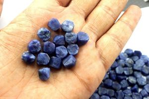 หินโซดาไลต์ดิบธรรมชาติ 8-10 มม. จำนวน 25 ชิ้น ตัดด้วยมือ คอลเลคชั่นหินดิบคุณภาพสูง ไม่ผ่านการปรับแต่ง พร้อมเอฟเฟกต์รูปดาว - Product Image 4