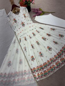 มีสีขาวคลาสสิกและสีทองร่วมสมัยคู่ kurti พร้อมกางเกงเลกกิ้งปักลายและชุด dupatta ที่มีขอบ - Product Image 6